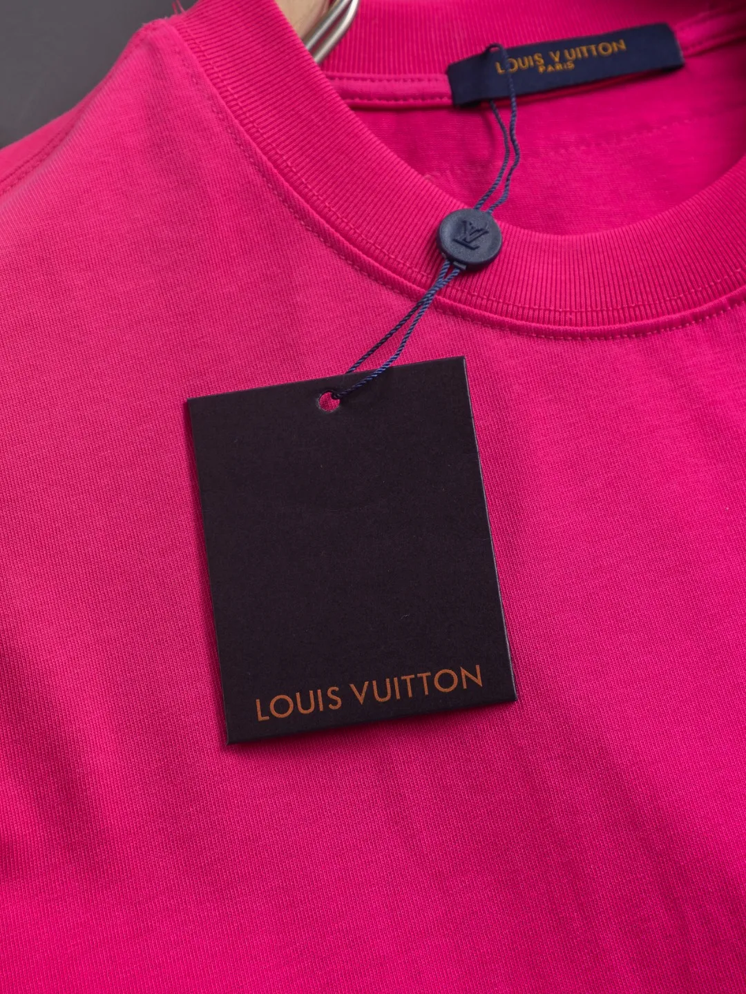 🅿️190 Louis Vuitton 1V slightly wide version S-Xl 25SS LV new product counter catwalk style, three-dimensional plain letter embroidery on the chest🪡logo, large logo embroidery on the back🪡logo short-sleeved T-shirt, same style for men and women! Short-sleeves are not the same as the general public, but must be unique and eye-catching. This LV short-sleeves is all about quality, comfort, consistent style, fashion, including fabrics and cutting techniques, all of which have been made with great effort! 320 grams of washed pure cotton fabric, pure cotton is breathable, very refreshing and comfortable for daily wear. The rib knitting on the neckline is smooth and tight, and the neckline will not be skewed if you toss it at will. The loose version, you will find that it looks really good on the upper body. The overall is minimalist and neat, super versatile for daily use! Pair it casually with a pair of pants for a youthful look. A T-shirt will make your outfit crazy. It is a fashionable item that can never go wrong! Black, white, rose red Size: S-XL Size chart: S: Shoulder width 50 - Bust 54 - Clothing length 70 M: Shoulder width 52 - Bust 56.5 - Clothing length 72 L: Shoulder width 54 - Bust 59 - Clothing length 74 XL: Shoulder width 56 - Bust 61.5 - Clothing length 76